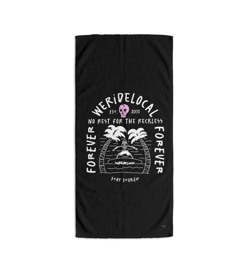 Swell_Towel_1da5fbaf-f752-4a62-b1cb-edb64431bac4_0004_forevertowel Πετσέτα θαλάσσης σε μαύρο χρώμα από την εταιρεία We Ride Local.