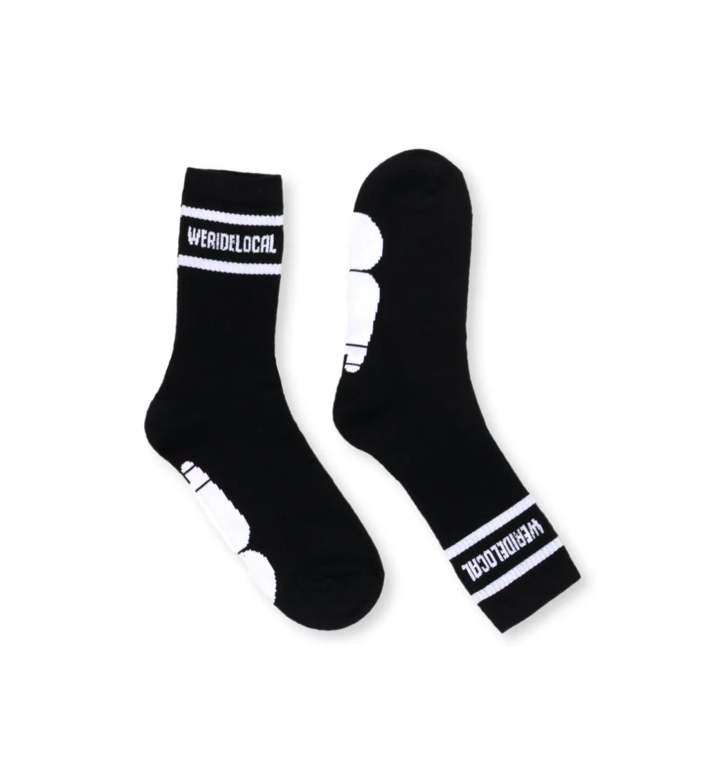 We_Ride_Local_Division_Black_Socks1 Κάλτσες σε μαύρο χρώμα από την εταιρεία We Ride Local.
