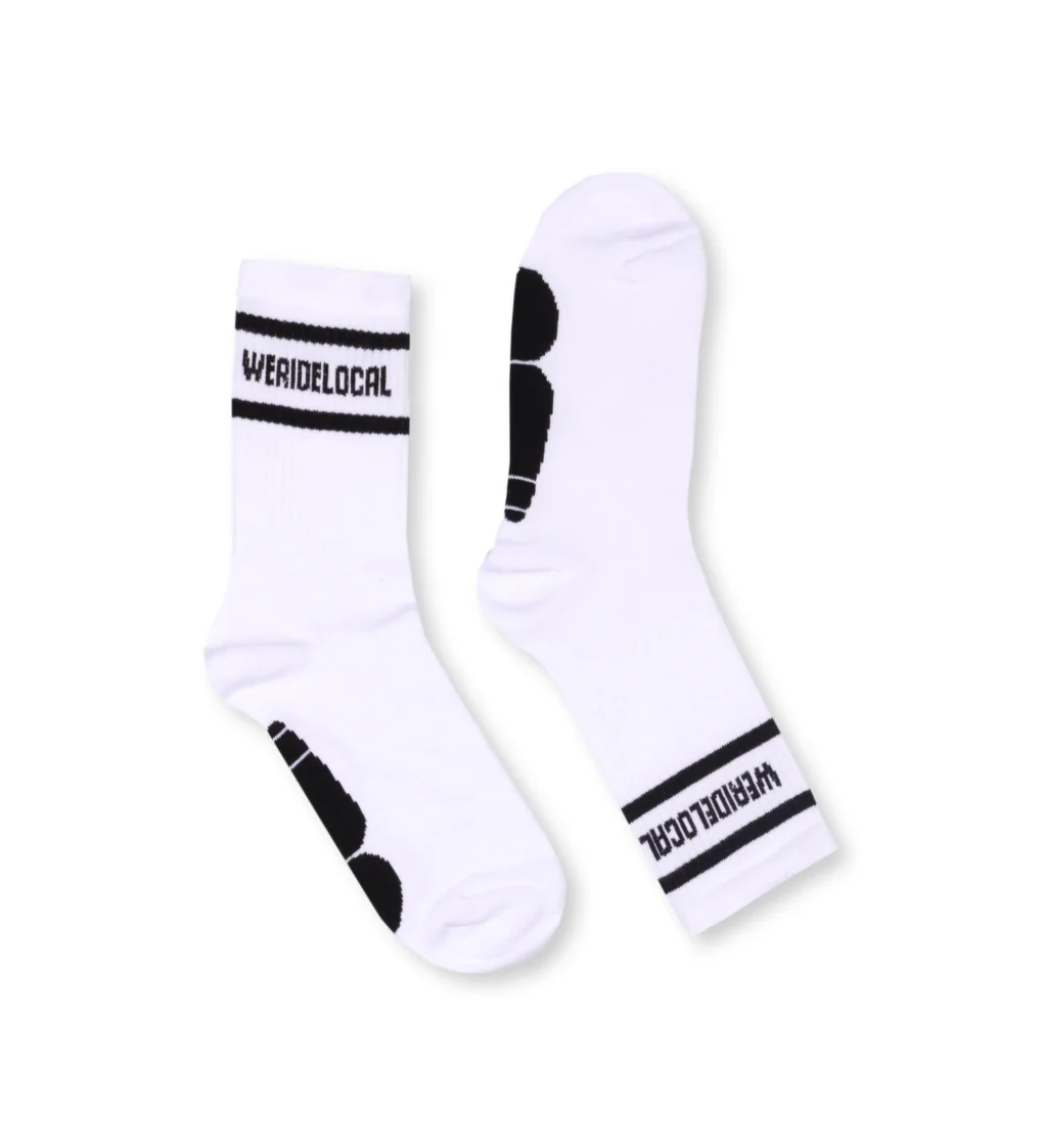 we-ride-local-division-white-socks Κάλτσες σε λευκό χρώμα από την εταιρεία We Ride Local.