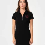 Το Bad Bubby Polo Mini Dress είναι ένα κομψό mini φόρεμα σε polo γραμμή που συνδυάζει διαχρονικό στυλ με σύγχρονη αισθητική.