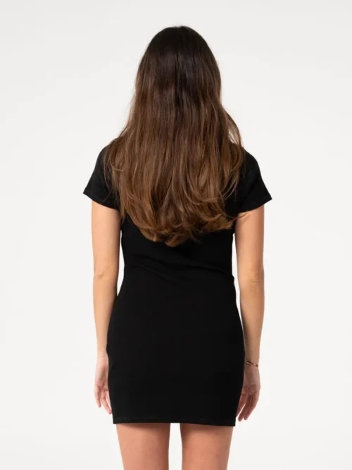 Το Bad Bubby Polo Mini Dress είναι ένα κομψό mini φόρεμα σε polo γραμμή που συνδυάζει διαχρονικό στυλ με σύγχρονη αισθητική.