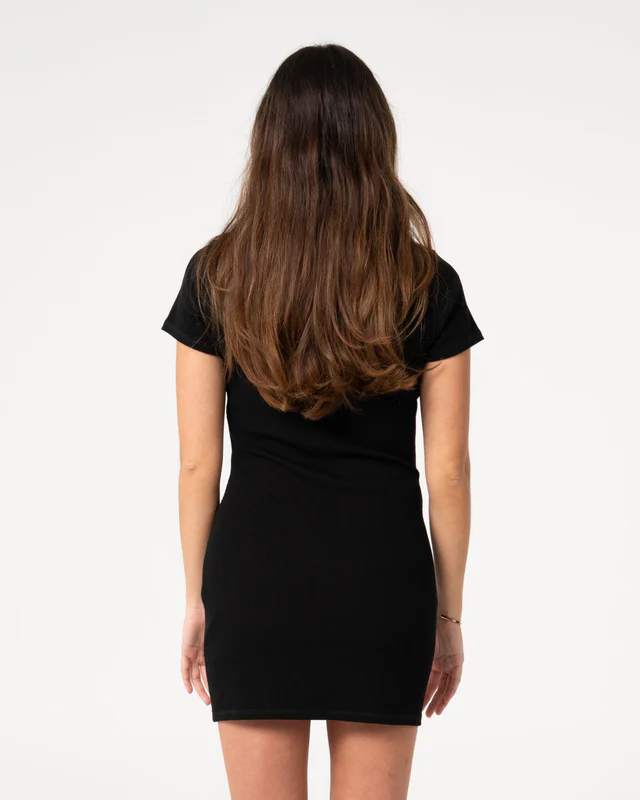 Το Bad Bubby Polo Mini Dress είναι ένα κομψό mini φόρεμα σε polo γραμμή που συνδυάζει διαχρονικό στυλ με σύγχρονη αισθητική.