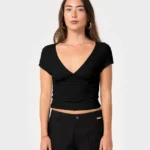 Το Christina Vee Neck Top είναι ένα κομψό εφαρμοστό τοπ με λαιμόκοψη V, σχεδιασμένο για να αναδεικνύει τη γυναικεία σιλουέτα.