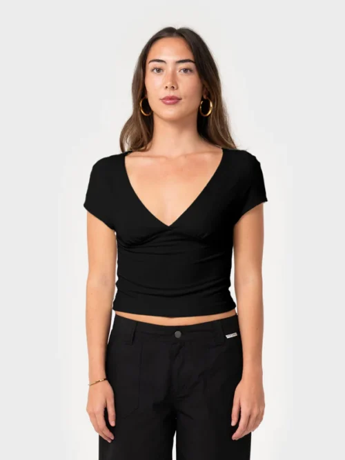 Το Christina Vee Neck Top είναι ένα κομψό εφαρμοστό τοπ με λαιμόκοψη V, σχεδιασμένο για να αναδεικνύει τη γυναικεία σιλουέτα.