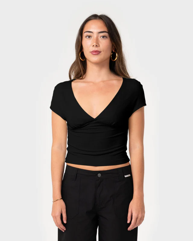 262-FSL0825-BLK-1 Το Christina Vee Neck Top είναι ένα κομψό εφαρμοστό τοπ με λαιμόκοψη V, σχεδιασμένο για να αναδεικνύει τη γυναικεία σιλουέτα.