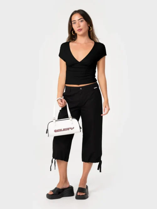 Το Christina Vee Neck Top είναι ένα κομψό εφαρμοστό τοπ με λαιμόκοψη V, σχεδιασμένο για να αναδεικνύει τη γυναικεία σιλουέτα.