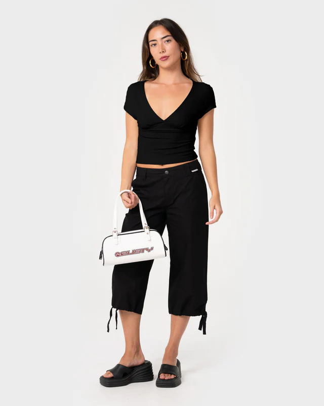 Το Christina Vee Neck Top είναι ένα κομψό εφαρμοστό τοπ με λαιμόκοψη V, σχεδιασμένο για να αναδεικνύει τη γυναικεία σιλουέτα.