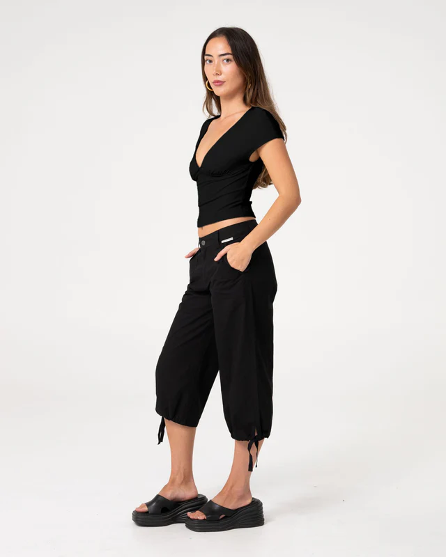 Το Christina Vee Neck Top είναι ένα κομψό εφαρμοστό τοπ με λαιμόκοψη V, σχεδιασμένο για να αναδεικνύει τη γυναικεία σιλουέτα.