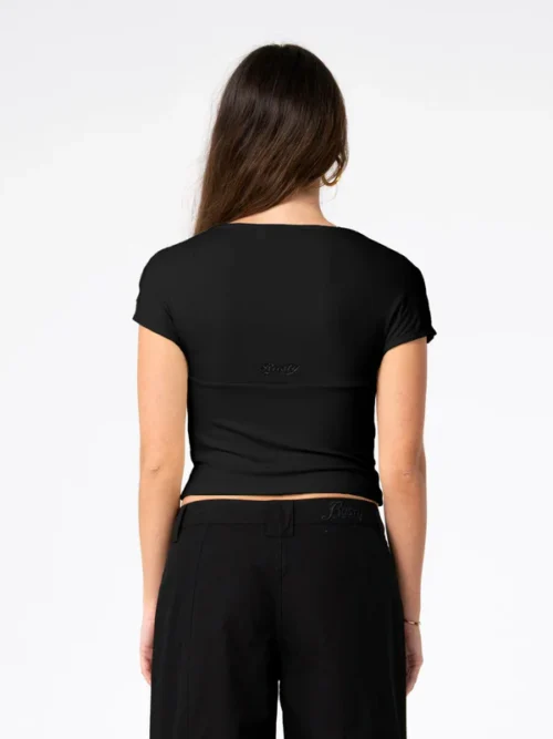Το Christina Vee Neck Top είναι ένα κομψό εφαρμοστό τοπ με λαιμόκοψη V, σχεδιασμένο για να αναδεικνύει τη γυναικεία σιλουέτα.