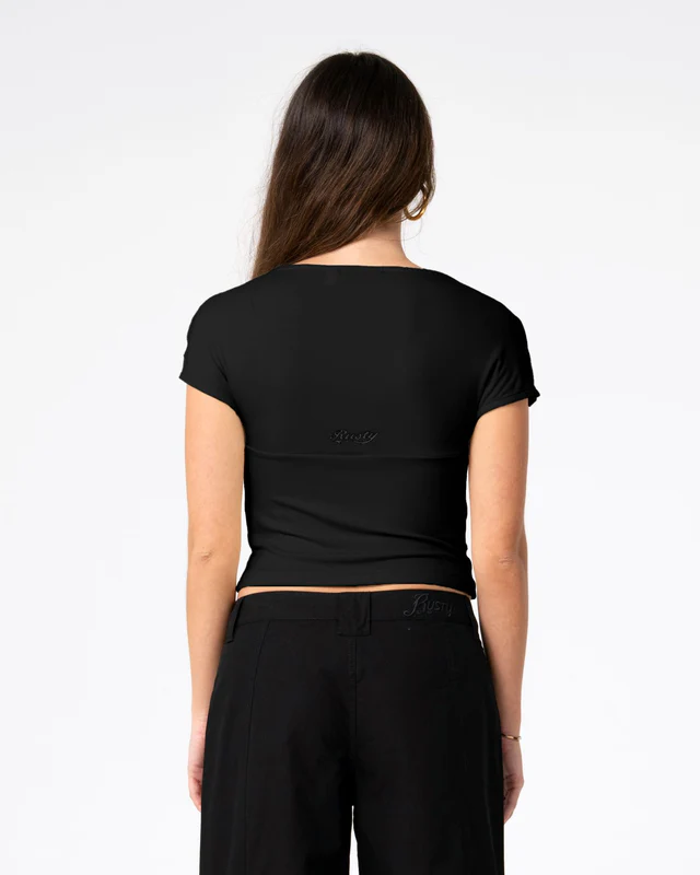 Το Christina Vee Neck Top είναι ένα κομψό εφαρμοστό τοπ με λαιμόκοψη V, σχεδιασμένο για να αναδεικνύει τη γυναικεία σιλουέτα.