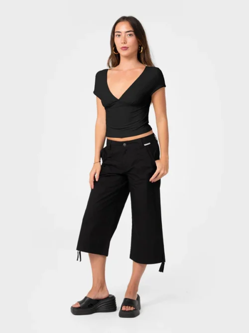 Το Christina Vee Neck Top είναι ένα κομψό εφαρμοστό τοπ με λαιμόκοψη V, σχεδιασμένο για να αναδεικνύει τη γυναικεία σιλουέτα.