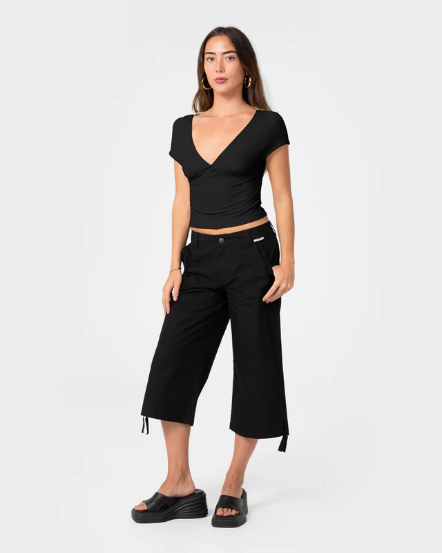 Το Christina Vee Neck Top είναι ένα κομψό εφαρμοστό τοπ με λαιμόκοψη V, σχεδιασμένο για να αναδεικνύει τη γυναικεία σιλουέτα.