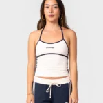 Το Maneater Fitted Halter Top είναι ένα εφαρμοστό αμάνικο τοπ που συνδυάζει μοντέρνο σχεδιασμό και άνεση.