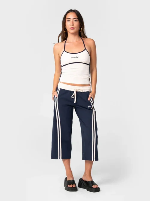 Το Maneater Fitted Halter Top είναι ένα εφαρμοστό αμάνικο τοπ που συνδυάζει μοντέρνο σχεδιασμό και άνεση.