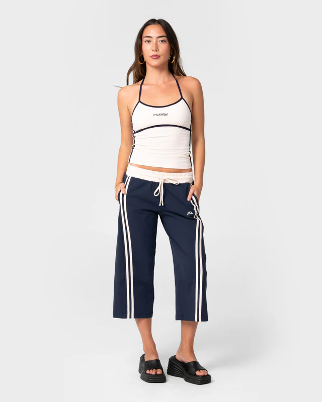 Το Maneater Fitted Halter Top είναι ένα εφαρμοστό αμάνικο τοπ που συνδυάζει μοντέρνο σχεδιασμό και άνεση.