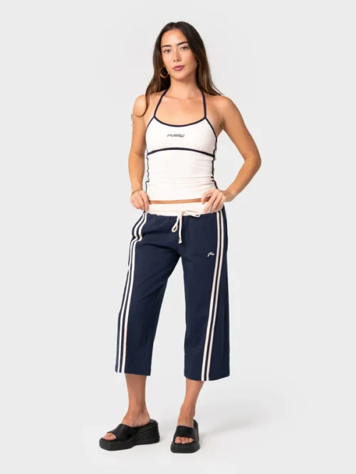 Το Maneater Fitted Halter Top είναι ένα εφαρμοστό αμάνικο τοπ που συνδυάζει μοντέρνο σχεδιασμό και άνεση.