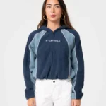 Το Two Tides Cropped Zip Through Polar Fleece είναι ένα cropped φούτερ με κουκούλα και φερμουάρ σε όλο το μήκος, σχεδιασμένο για άνεση και μοντέρνο athleisure στυλ.