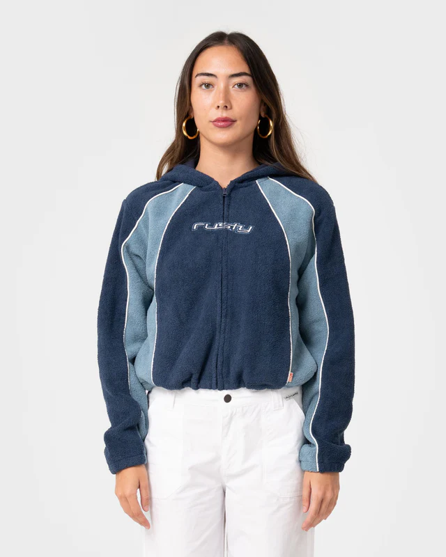 262-FTL0920-ANB-1 Το Two Tides Cropped Zip Through Polar Fleece είναι ένα cropped φούτερ με κουκούλα και φερμουάρ σε όλο το μήκος, σχεδιασμένο για άνεση και μοντέρνο athleisure στυλ.