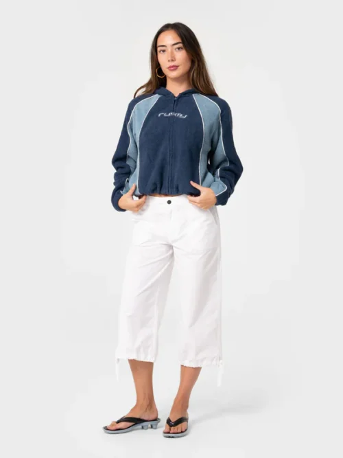 Το Two Tides Cropped Zip Through Polar Fleece είναι ένα cropped φούτερ με κουκούλα και φερμουάρ σε όλο το μήκος, σχεδιασμένο για άνεση και μοντέρνο athleisure στυλ.