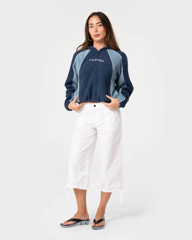 Το Two Tides Cropped Zip Through Polar Fleece είναι ένα cropped φούτερ με κουκούλα και φερμουάρ σε όλο το μήκος, σχεδιασμένο για άνεση και μοντέρνο athleisure στυλ.