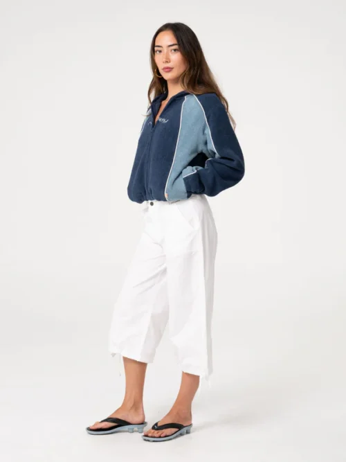 Το Two Tides Cropped Zip Through Polar Fleece είναι ένα cropped φούτερ με κουκούλα και φερμουάρ σε όλο το μήκος, σχεδιασμένο για άνεση και μοντέρνο athleisure στυλ.