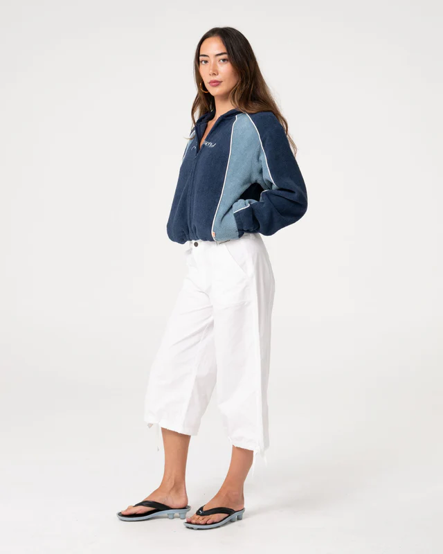 Το Two Tides Cropped Zip Through Polar Fleece είναι ένα cropped φούτερ με κουκούλα και φερμουάρ σε όλο το μήκος, σχεδιασμένο για άνεση και μοντέρνο athleisure στυλ.