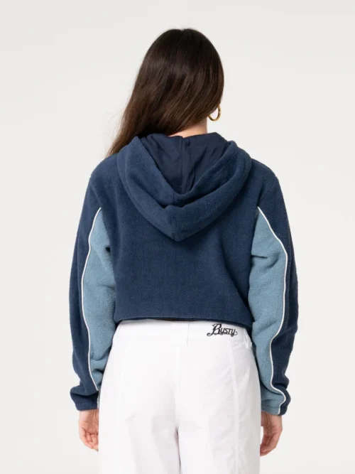 Το Two Tides Cropped Zip Through Polar Fleece είναι ένα cropped φούτερ με κουκούλα και φερμουάρ σε όλο το μήκος, σχεδιασμένο για άνεση και μοντέρνο athleisure στυλ.