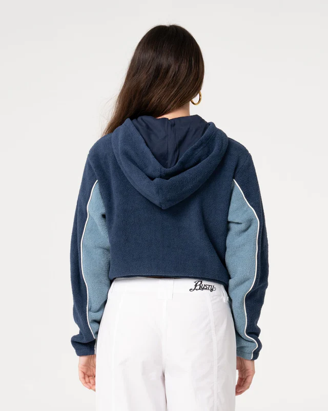 Το Two Tides Cropped Zip Through Polar Fleece είναι ένα cropped φούτερ με κουκούλα και φερμουάρ σε όλο το μήκος, σχεδιασμένο για άνεση και μοντέρνο athleisure στυλ.