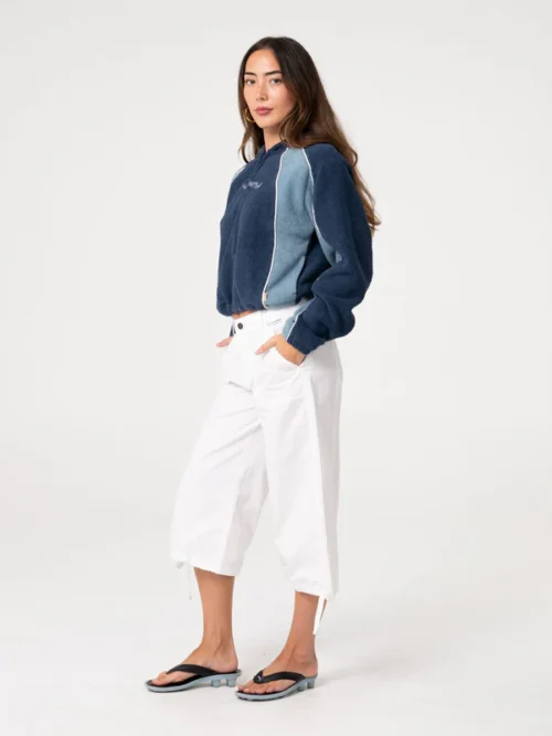 Το Two Tides Cropped Zip Through Polar Fleece είναι ένα cropped φούτερ με κουκούλα και φερμουάρ σε όλο το μήκος, σχεδιασμένο για άνεση και μοντέρνο athleisure στυλ.