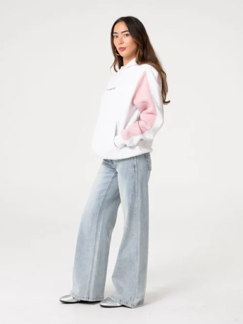 Το Cyberwaves Oversized Fleece Hoodie είναι ένα oversized φούτερ με κουκούλα που συνδυάζει άνεση και σύγχρονο streetwear χαρακτήρα.