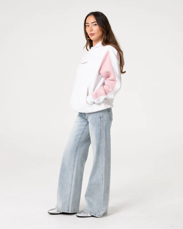 Το Cyberwaves Oversized Fleece Hoodie είναι ένα oversized φούτερ με κουκούλα που συνδυάζει άνεση και σύγχρονο streetwear χαρακτήρα.