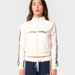 Το Maneater Fitted Zip Through Track Jacket είναι μια εφαρμοστή ζακέτα φόρμας που συνδυάζει αθλητικό χαρακτήρα με μοντέρνο στυλ.