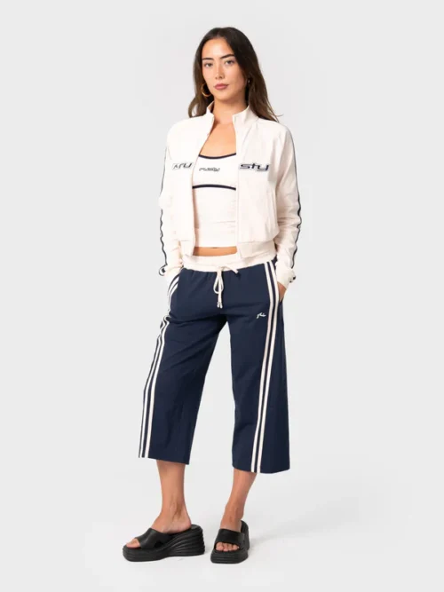 Το Maneater Fitted Zip Through Track Jacket είναι μια εφαρμοστή ζακέτα φόρμας που συνδυάζει αθλητικό χαρακτήρα με μοντέρνο στυλ.