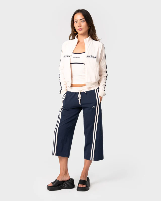 Το Maneater Fitted Zip Through Track Jacket είναι μια εφαρμοστή ζακέτα φόρμας που συνδυάζει αθλητικό χαρακτήρα με μοντέρνο στυλ.