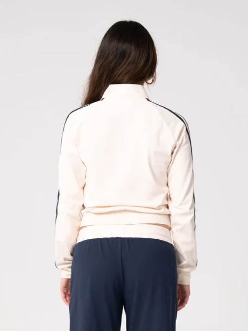 Το Maneater Fitted Zip Through Track Jacket είναι μια εφαρμοστή ζακέτα φόρμας που συνδυάζει αθλητικό χαρακτήρα με μοντέρνο στυλ.