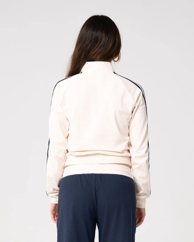 Το Maneater Fitted Zip Through Track Jacket είναι μια εφαρμοστή ζακέτα φόρμας που συνδυάζει αθλητικό χαρακτήρα με μοντέρνο στυλ.