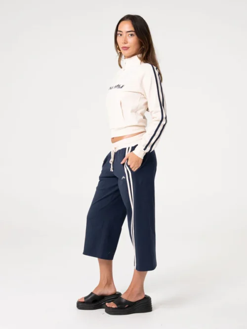 Το Maneater Fitted Zip Through Track Jacket είναι μια εφαρμοστή ζακέτα φόρμας που συνδυάζει αθλητικό χαρακτήρα με μοντέρνο στυλ.