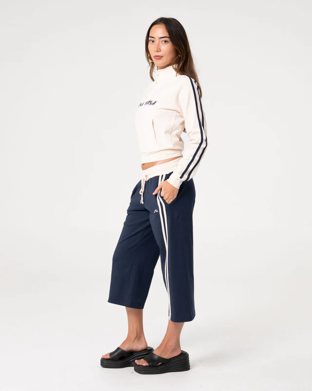 Το Maneater Fitted Zip Through Track Jacket είναι μια εφαρμοστή ζακέτα φόρμας που συνδυάζει αθλητικό χαρακτήρα με μοντέρνο στυλ.