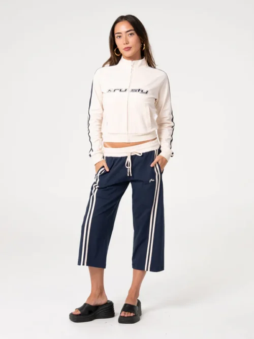 Το Maneater Fitted Zip Through Track Jacket είναι μια εφαρμοστή ζακέτα φόρμας που συνδυάζει αθλητικό χαρακτήρα με μοντέρνο στυλ.