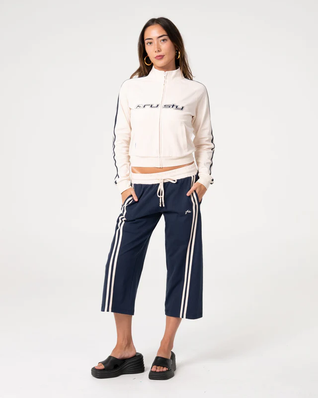 Το Maneater Fitted Zip Through Track Jacket είναι μια εφαρμοστή ζακέτα φόρμας που συνδυάζει αθλητικό χαρακτήρα με μοντέρνο στυλ.