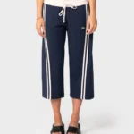 Το Maneater Low Rise Capri Track Pant είναι ένα capri παντελόνι φόρμας με χαμηλή μέση, σχεδιασμένο για άνεση και μοντέρνο athleisure στυλ.