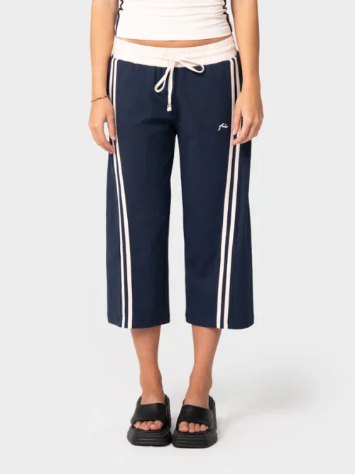 Το Maneater Low Rise Capri Track Pant είναι ένα capri παντελόνι φόρμας με χαμηλή μέση, σχεδιασμένο για άνεση και μοντέρνο athleisure στυλ.