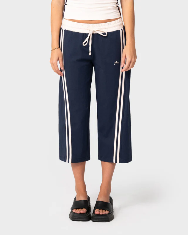 262-PAL1550-NVB-1 Το Maneater Low Rise Capri Track Pant είναι ένα capri παντελόνι φόρμας με χαμηλή μέση, σχεδιασμένο για άνεση και μοντέρνο athleisure στυλ.