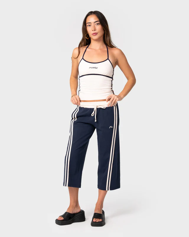Το Maneater Low Rise Capri Track Pant είναι ένα capri παντελόνι φόρμας με χαμηλή μέση, σχεδιασμένο για άνεση και μοντέρνο athleisure στυλ.