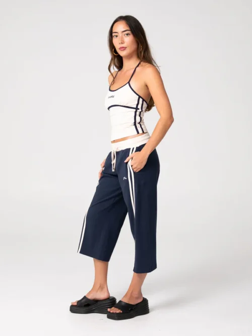 Το Maneater Low Rise Capri Track Pant είναι ένα capri παντελόνι φόρμας με χαμηλή μέση, σχεδιασμένο για άνεση και μοντέρνο athleisure στυλ.