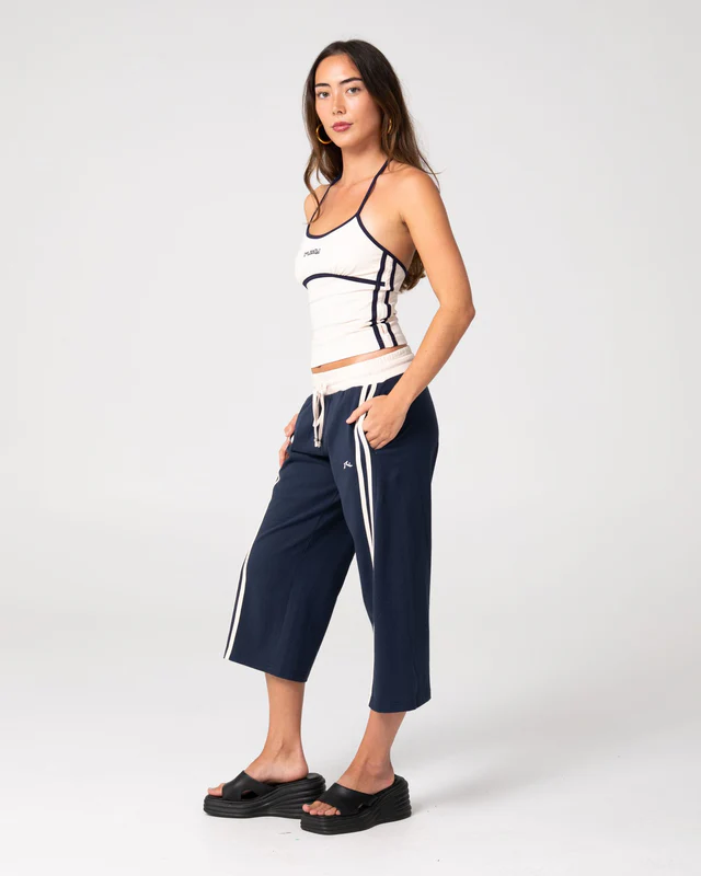 Το Maneater Low Rise Capri Track Pant είναι ένα capri παντελόνι φόρμας με χαμηλή μέση, σχεδιασμένο για άνεση και μοντέρνο athleisure στυλ.