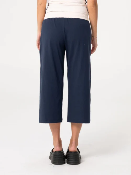 Το Maneater Low Rise Capri Track Pant είναι ένα capri παντελόνι φόρμας με χαμηλή μέση, σχεδιασμένο για άνεση και μοντέρνο athleisure στυλ.