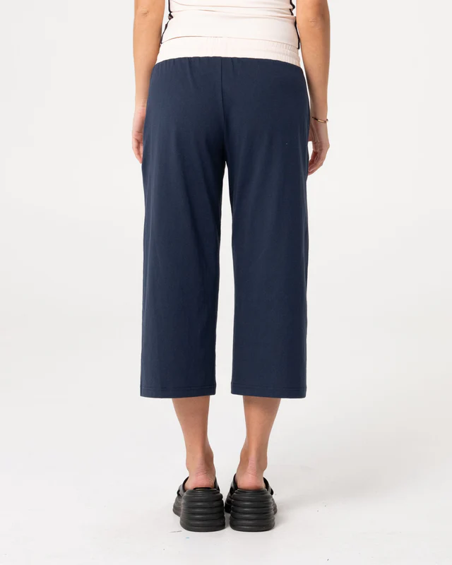 Το Maneater Low Rise Capri Track Pant είναι ένα capri παντελόνι φόρμας με χαμηλή μέση, σχεδιασμένο για άνεση και μοντέρνο athleisure στυλ.