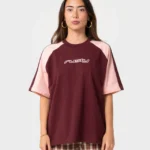 Το Klooney Oversized Tee Rusty είναι ένα κοντομάνικο T-shirt με oversized εφαρμογή που συνδυάζει άνεση και σύγχρονο streetwear στυλ.