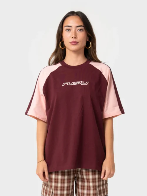 Το Klooney Oversized Tee Rusty είναι ένα κοντομάνικο T-shirt με oversized εφαρμογή που συνδυάζει άνεση και σύγχρονο streetwear στυλ.
